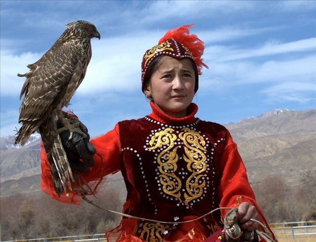 新疆柯尔克孜少女驯鹰的飒爽英姿(无福利,不暴露)【10p】