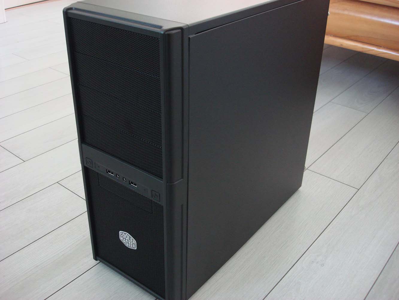 黑色机箱,漂亮便宜,板材比较厚,散热好,外观结构无缺陷