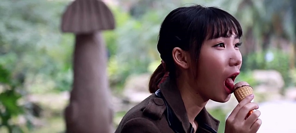 莉莉是赵爽公司的业务,两人发生婚外情,东窗事发,两人惨遭倪虹吓得魂