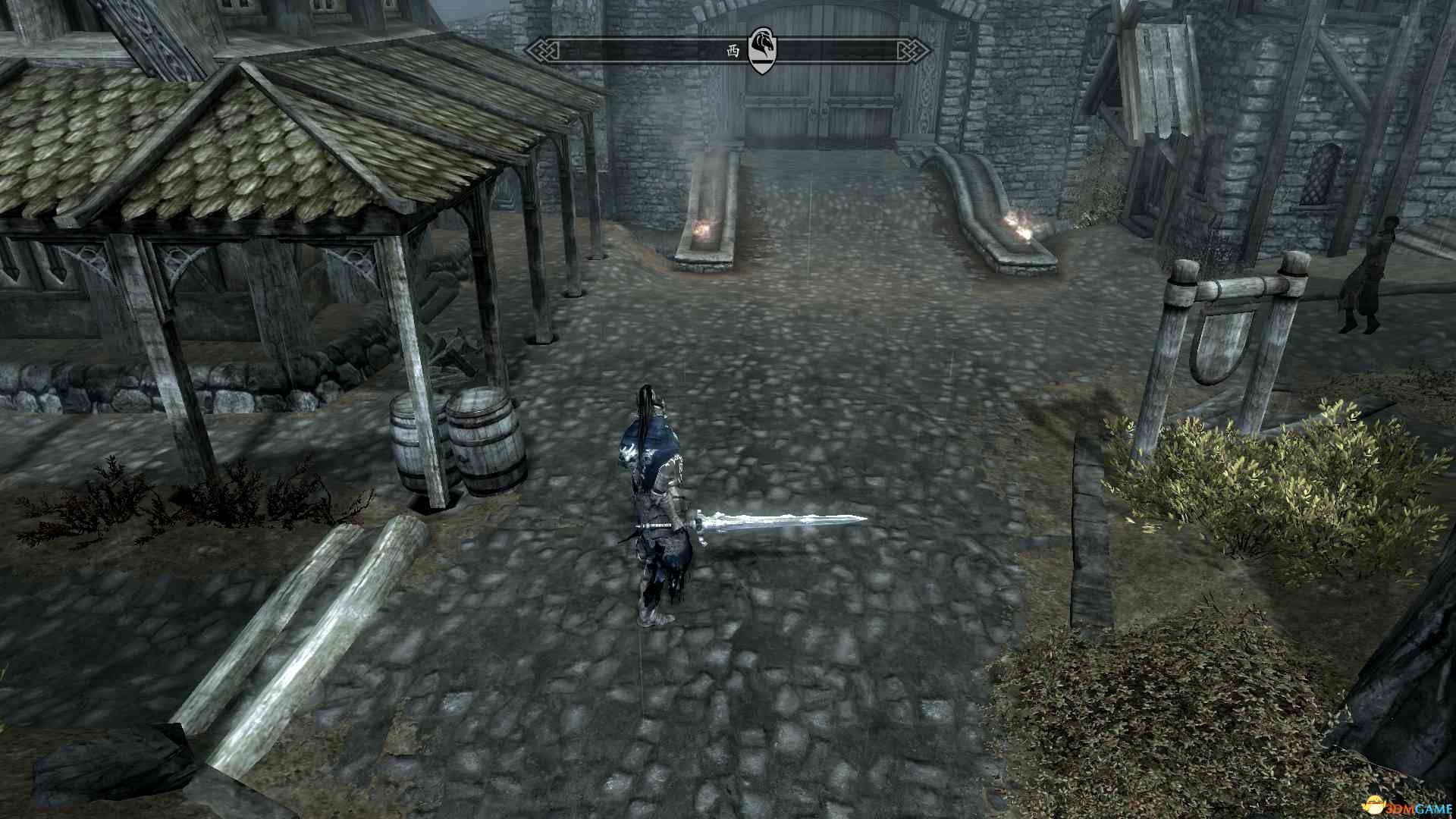 刚玩没几天,下了个亚尔特留斯套装的mod,巨剑模型显示的是单手挂腰的